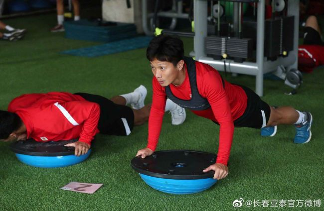 美女扒开屁股让人捅