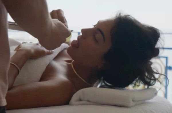男女边摸边吃奶边做爰动漫